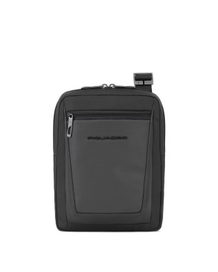 Piquadro – Borsello uomo in pelle e tessuto riciclato per  iPad®