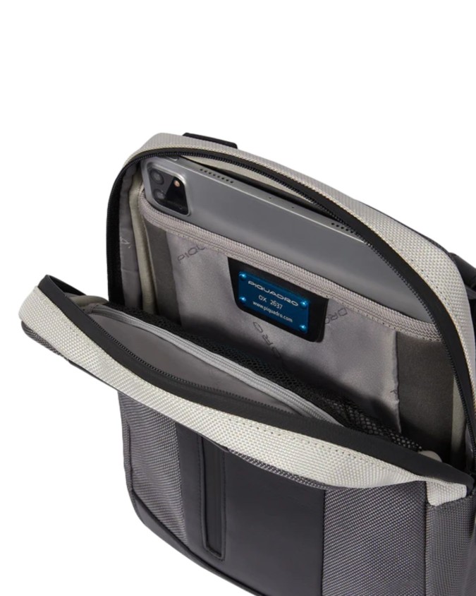 Piquadro - Borsello uomo in pelle e tessuto riciclato porta iPad 10,2''Air 10,9''Pro 11''