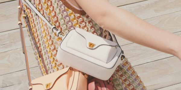 Second bag: la tendenza Glam di abbinare una borsa mini ad una shopper bag